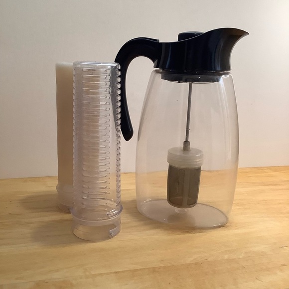 DAVIDsTEA 7-piece Iced Tea Pitcher with 3 Infusers - Picture 2 of 11